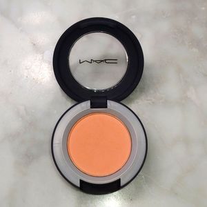 MAC * STRIKE A POSE * POWDER KISS EYESHADOW